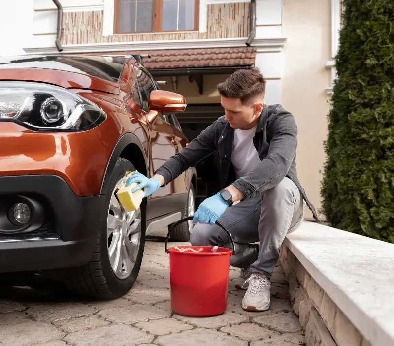 Lavage auto à domicile Entrages : professionnel intervenant sur un véhicule